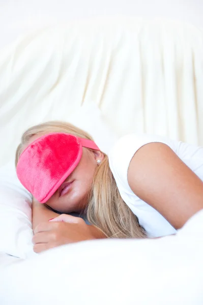 Nahaufnahme Porträt einer niedlichen jungen Frau schlafend auf dem Bett müde — Stockfoto