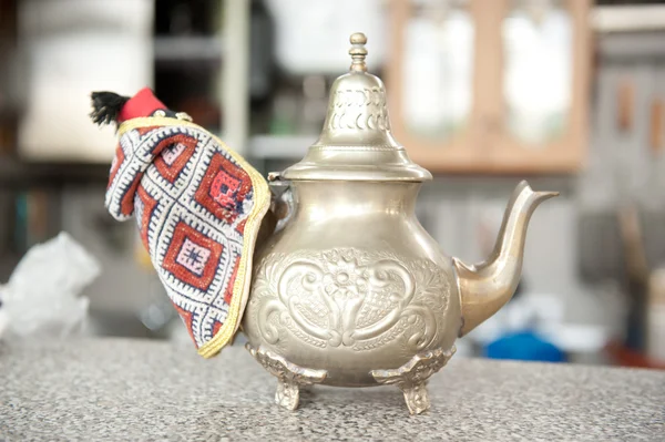 Musta rauta aasialainen teekannu — kuvapankkivalokuva