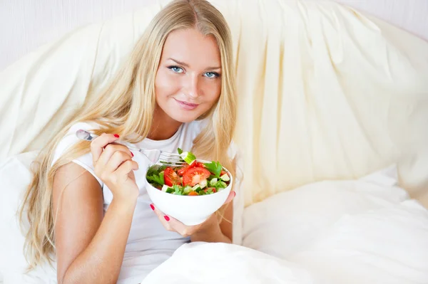 Closeup πορτρέτο του αρκετά καυκάσιος γυναίκα έχουν μια υγιεινή διατροφή — Φωτογραφία Αρχείου