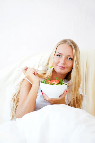 Retrato de close-up de mulher muito caucasiana ter uma dieta saudável — Fotografia de Stock