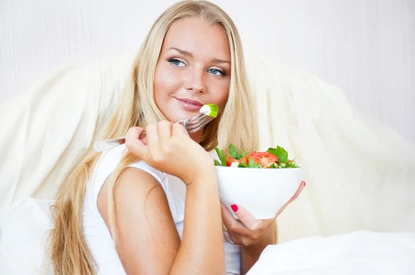 Retrato de cerca de una hermosa chica delgada comiendo comida saludable —  Fotos de Stock
