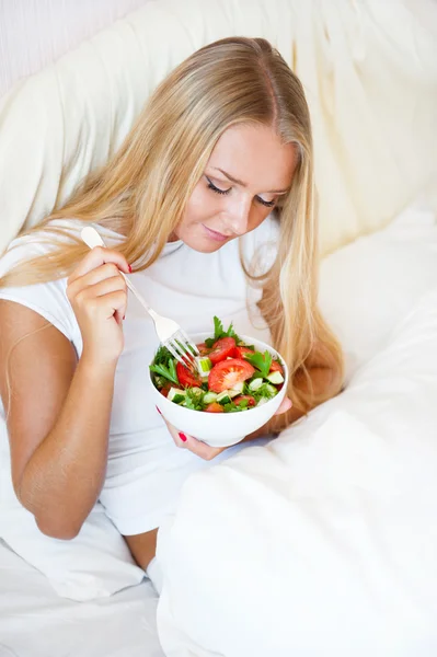 Retrato de cerca de una hermosa chica delgada comiendo comida saludable —  Fotos de Stock