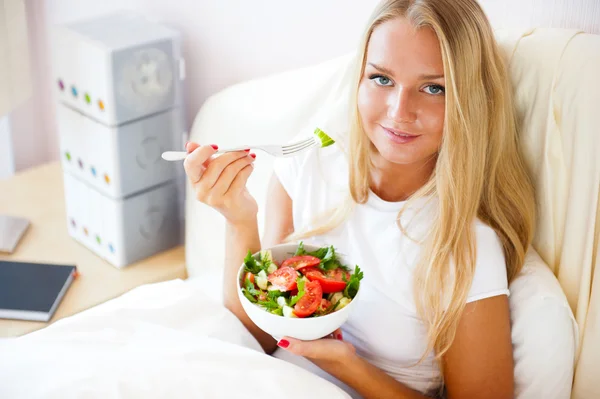 健康的饮食是位漂亮白种女人的特写肖像 — 图库照片