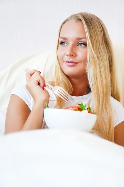 Крупним планом портрет красивої стрункої дівчини, що їсть здорову їжу — стокове фото