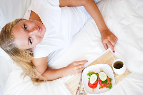 Kobieta o śniadanie w łóżku. zdrowe śniadanie kontynentalne. ca — Zdjęcie stockowe