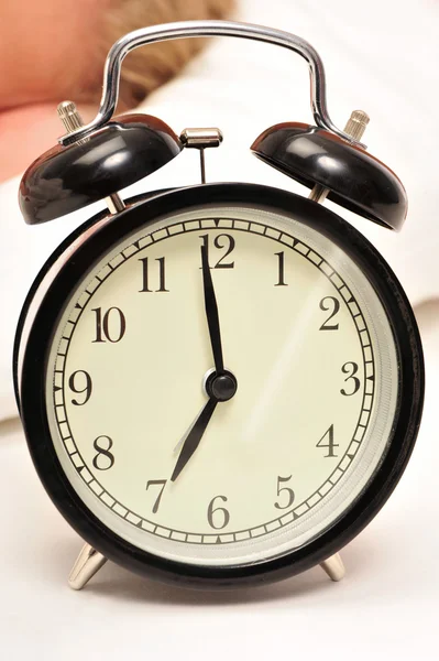 Closeup de relógio de alarme estilo retro bonita dentro do quarto. Sle... — Fotografia de Stock