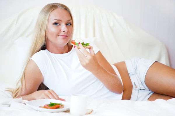 Mulher tomando café da manhã na cama. Pequeno-almoço continental saudável. Ca — Fotografia de Stock