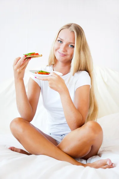 Mulher tomando café da manhã na cama. Pequeno-almoço continental saudável. Ca — Fotografia de Stock