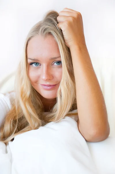 Portré fiatal nő pihenés az ágyon — Stock Fotó