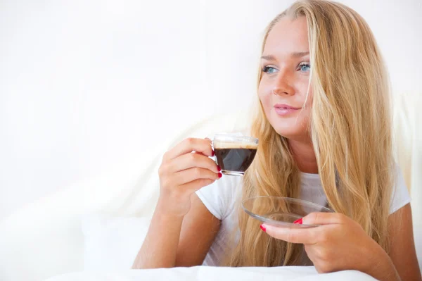 Портрет крупным планом красивой молодой женщины за чашкой кофе — стоковое фото