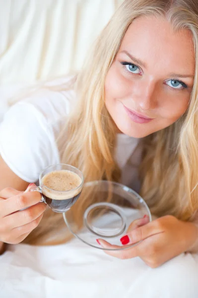 Gros plan portrait d'une jolie jeune femme prenant une tasse de café — Photo