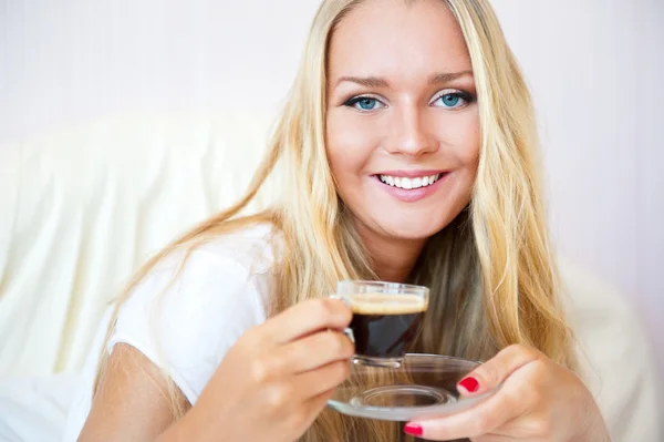Retrato de close-up de uma jovem mulher bonita tomando uma xícara de café — Fotografia de Stock