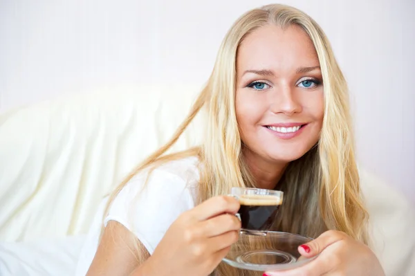 Closeup portret van een mooie jonge vrouw met een kopje koffie — Stockfoto