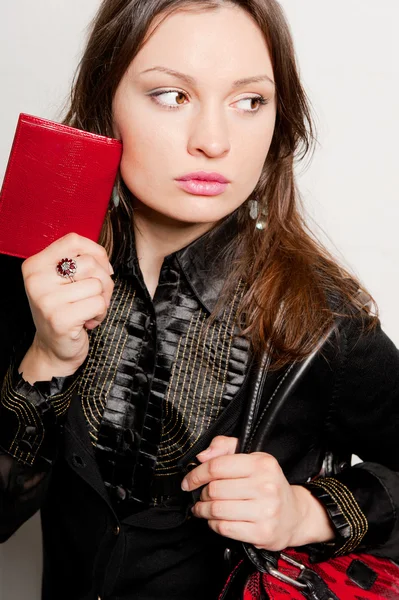 Güzel, parlak bir genç kadın moda çanta ile portresi — Stok fotoğraf