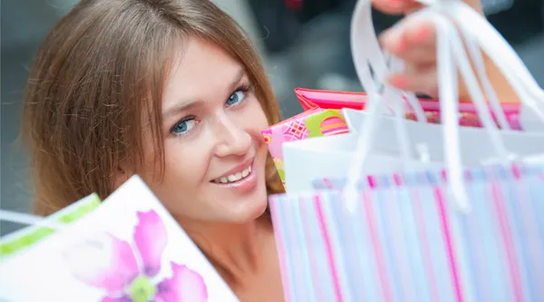 ショッピング モール内袋笑顔の多くを持つ女性。彼女はハップ — ストック写真