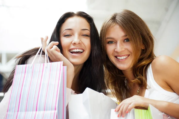 Twee opgewonden winkelen vrouw samen binnen shopping mall. horizo — Stockfoto