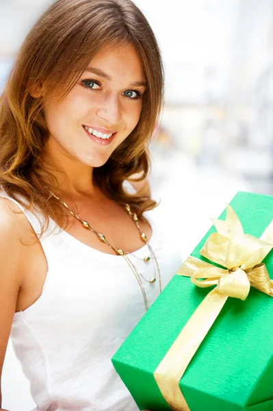 Belle femme brune avec un cadeau de boxe debout à l'intérieur de l'artère — Photo