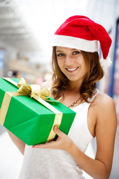 Portré, fiatal izgatott csinos nő állt befelé a vásárlás — Stock Fotó