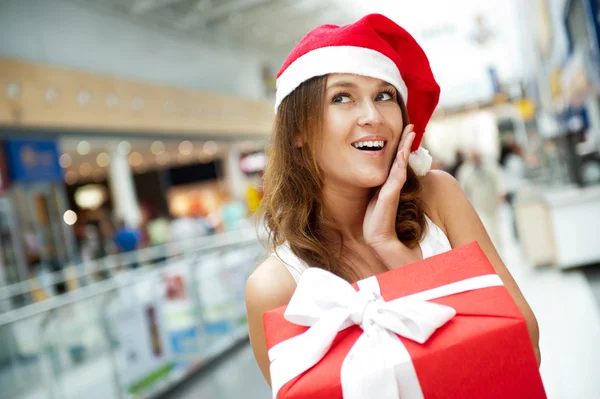 Ενθουσιασμένος ελκυστική γυναίκα με μεγάλο δώρο κουτί στέκεται στο ψώνια — Φωτογραφία Αρχείου