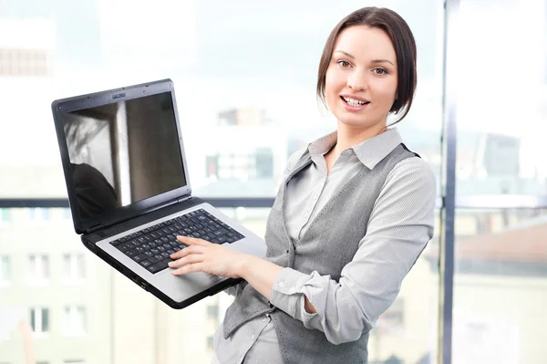 Zbliżenie portret zamyślony kobieta z laptop komputer stojący — Zdjęcie stockowe