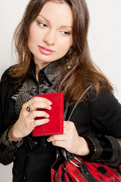 Porträt einer strahlend schönen jungen Frau mit modischer Handtasche — Stockfoto