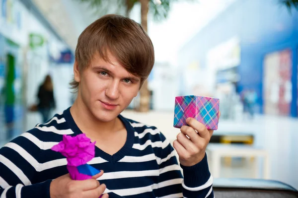 Alışveriş Merkezi rahat duran genç adamın portresi ve — Stok fotoğraf