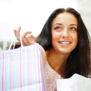 alışveriş merkezinde alışveriş torbaları olan kadın mutlu portre portre