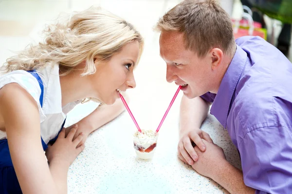 Closeup πορτρέτο του χαριτωμένο ζευγάρι στο Cafe της πόλης mall. — Φωτογραφία Αρχείου