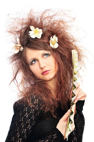 Крупный план портрета молодой красивой гламурной девушки с причудливыми волосами — стоковое фото