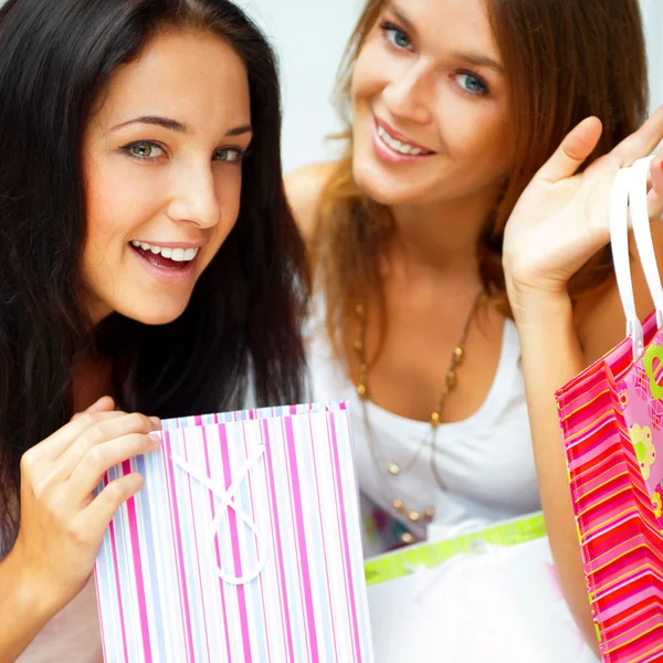 Дві щасливі жінки в торговому центрі з сумками. Сезонна передчасна частина — стокове фото