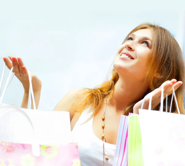 Closeup portrait of young happy woman with shopping bags at mall — Stock Photo, Image