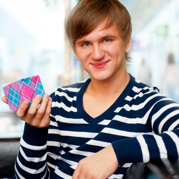 Porträt eines Mannes mit Geschenkbox und Flasche im Einkaufszentrum oder — Stockfoto