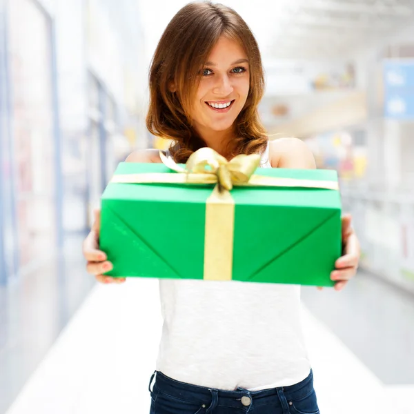 Mooie brunette vrouw met een geschenk boxe permanent binnen shoppi — Stockfoto
