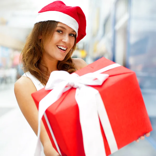 Närbild porträtt av ung glad brunett kvinna som bär santa — Stockfoto