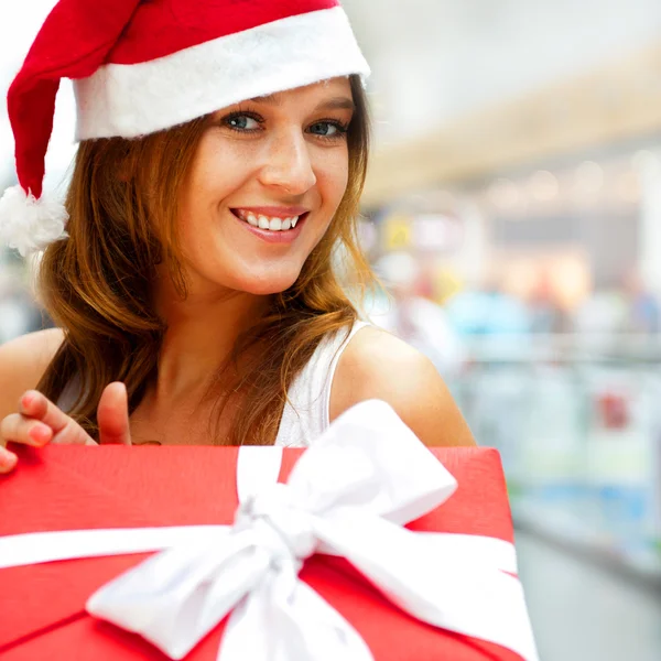 Nahaufnahme Porträt der jungen fröhlichen brünetten Frau trägt Weihnachtsmann — Stockfoto