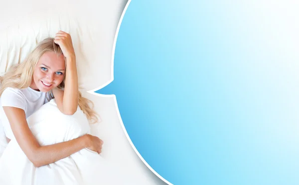 Jovem loira desfrutando de uma manhã ensolarada na cama. Balão em branco — Fotografia de Stock