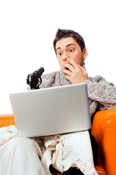 Primer plano retrato de un hombre joven jugando juego de disparos en su computadora portátil — Foto de Stock