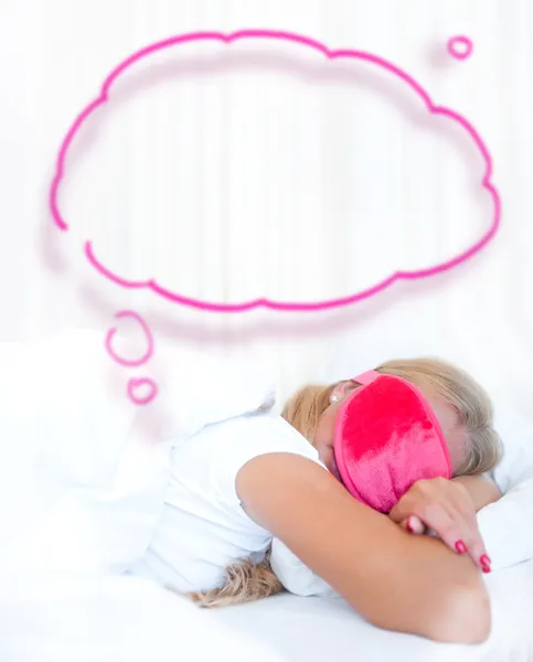 Detailní portrét roztomilá mladá žena spí na postel weari — Stock fotografie