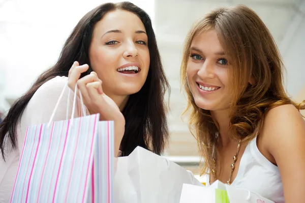 Δύο ενθουσιασμένοι ψώνια γυναίκα μαζί μέσα στο εμπορικό κέντρο. ΧΩΡΙΖΩ — Φωτογραφία Αρχείου