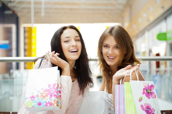 Due donne eccitate dello shopping insieme all'interno del centro commerciale. Orizzonte — Foto Stock