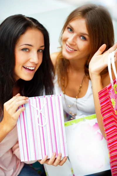 Dos mujeres felices en un centro comercial con bolsas. Preparte estacional —  Fotos de Stock