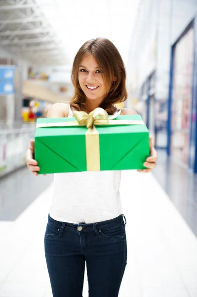 Portrét mladé vzrušený hezké ženy stojící uvnitř nakupování — Stock fotografie