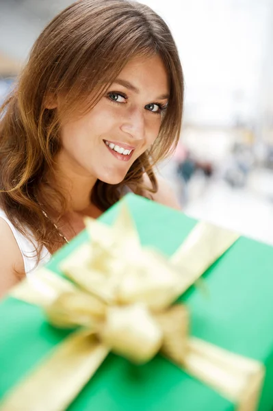Retrato de jovem animado bonita mulher de pé dentro de compras — Fotografia de Stock