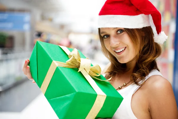 Portrait of young excited pretty woman standing inside shopping — Stock Photo, Image