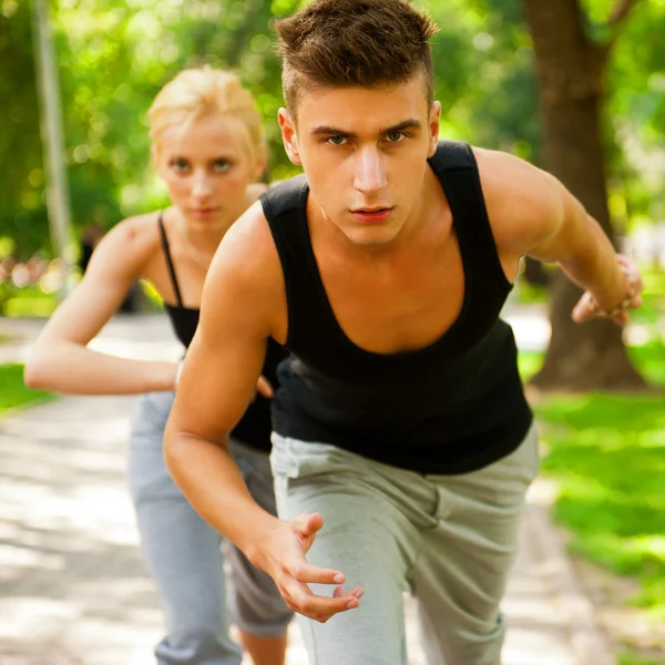 Zbliżenie portret młodej pary jogging w parku — Zdjęcie stockowe