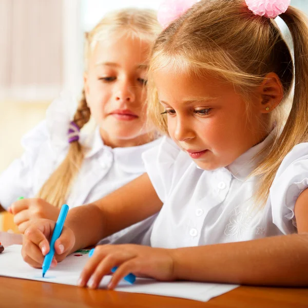 Kleine meisjes afbeeldingen tekenen en schrijven van brieven aan de Kerstman — Stockfoto