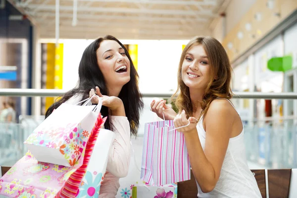Dwa podekscytowany zakupy kobieta razem wewnątrz centrum handlowego. głowicami p. — Zdjęcie stockowe