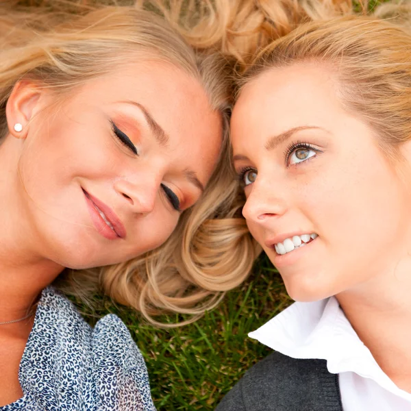 Zwei befreundete Frauen im Park — Stockfoto