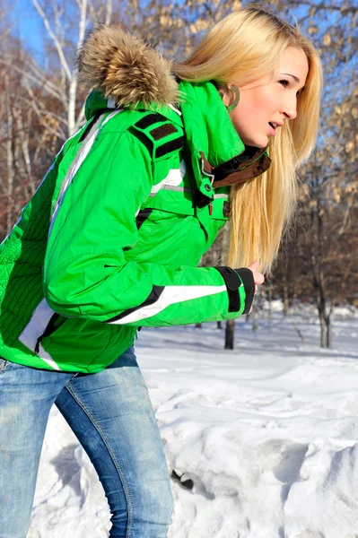 Närbild porträtt av unga vackra kvinnan utomhus i vinter park i — Stockfoto