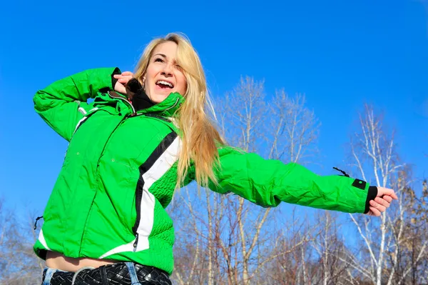 Närbild porträtt av unga vackra kvinnan utomhus i vinter park i — Stockfoto